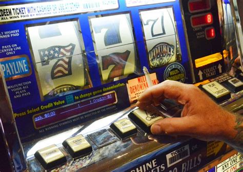 GAMING SURVEY SHOWS GAMBLERS PREFER SMOKE 